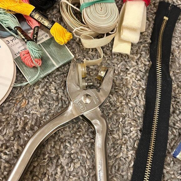VTG Mixed LOT Craft Sewing Stitching Supplies button ribbons hooks zipper books - Picture 6 of 15